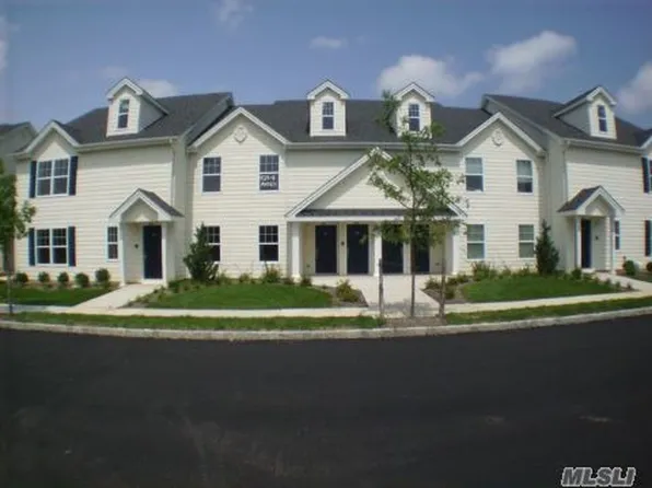 107 Brattle Cir, Melville, NY 11747