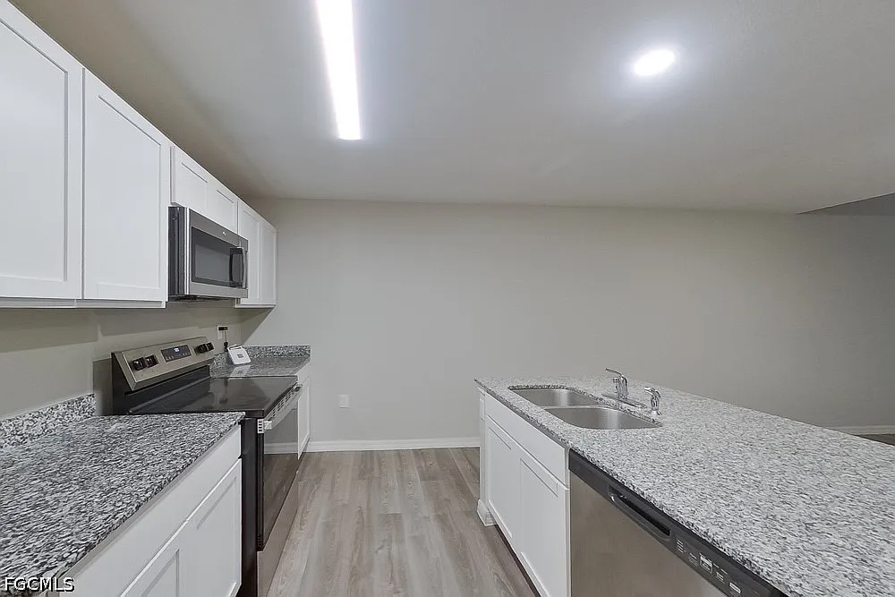 3 bed, 2.0 bath, 1409 sqft, $1,574 — Photo 2
