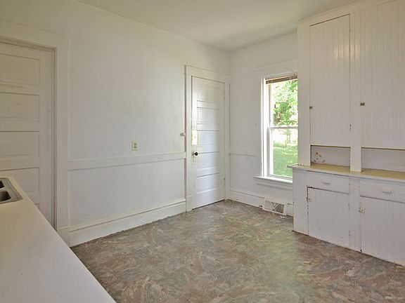 4th image of 919 Acorn St