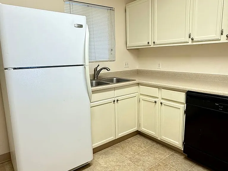 405-407 E Simpson St #1G — Photo 2