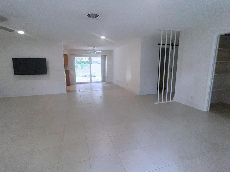 1260 Manor Dr — Photo 9