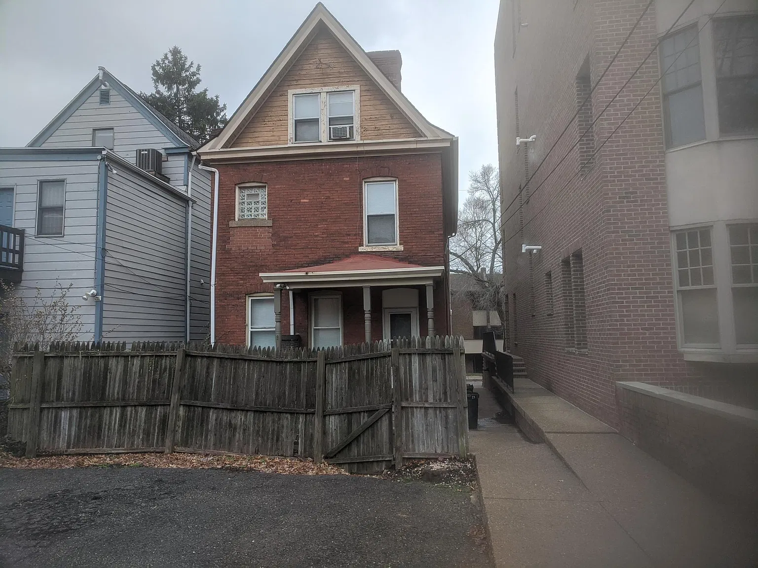 5 bed, 2.5 bath, 2500 sqft, $5,000 — Photo 2