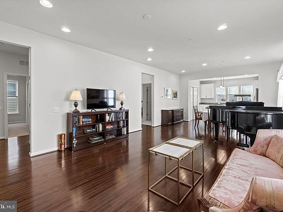 3rd image of 17 Montauk Ave