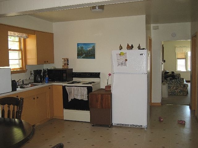2nd image of 805 S Stephenson Ave