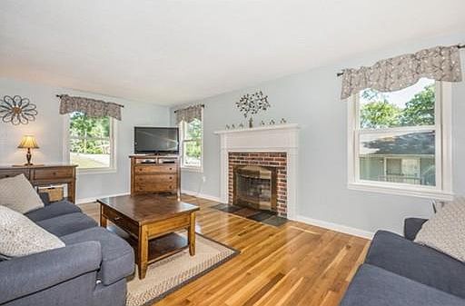 4th image of 39 Princeton Dr