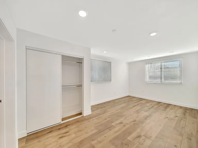 1584 W 37th St — Photo 10