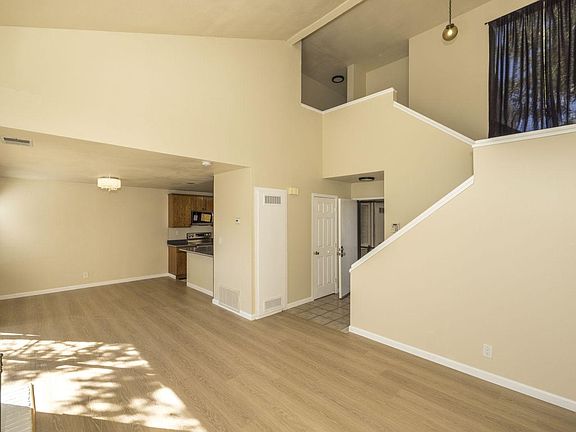 4th image of 27724 Medlar Dr