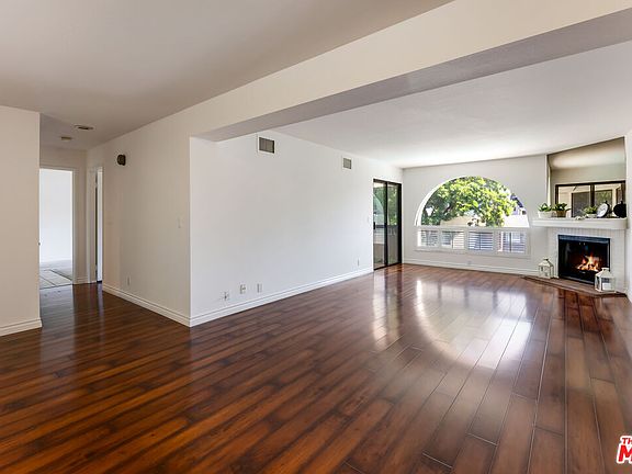 5th image of 21650 Burbank Blvd Unit 319