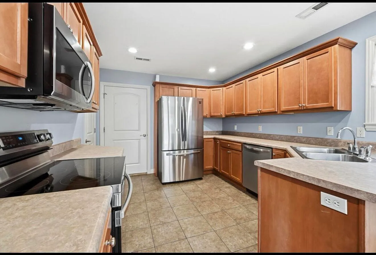 3 bed, 2.0 bath, 1431 sqft, $1,850 — Photo 2