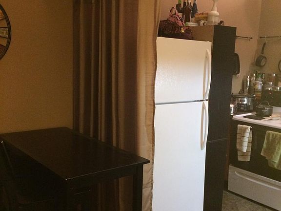 Dining/kitchen- paint color has been updated since images