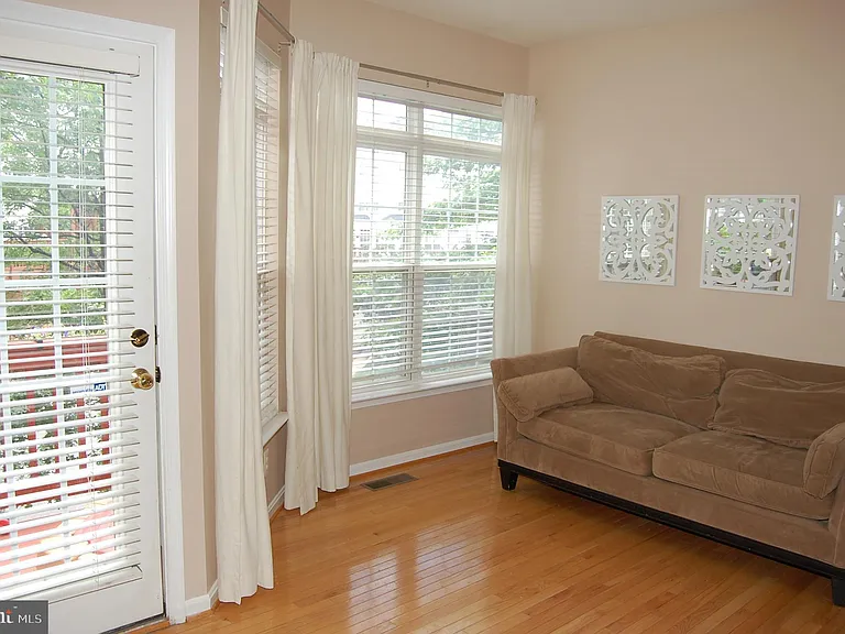 194 Martin Ln — Photo 10