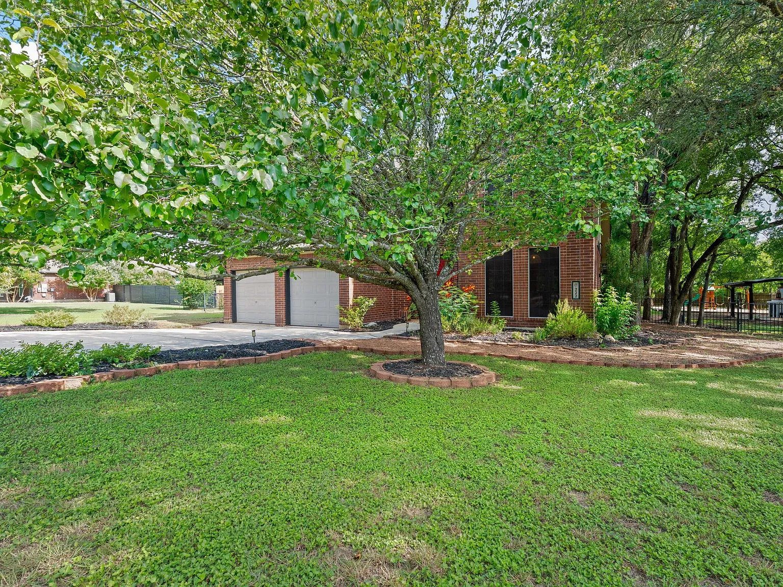 4 bed, 3.0 bath, 2481 sqft, $4,000 — Photo 2