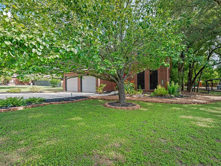 222 Primrose Dr — Photo 2