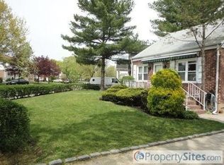 540 Maple Dr W, New Hyde Park, NY