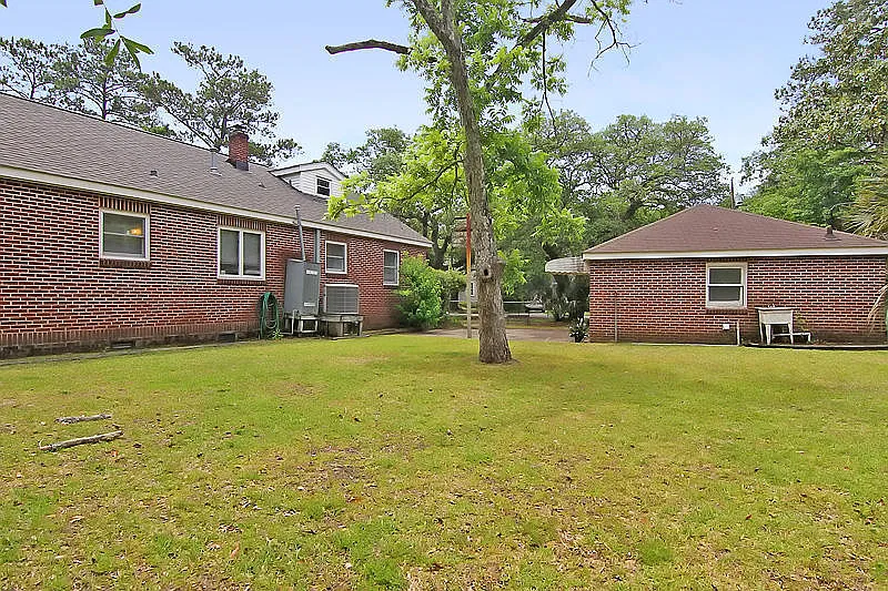Large brick home — Photo 2
