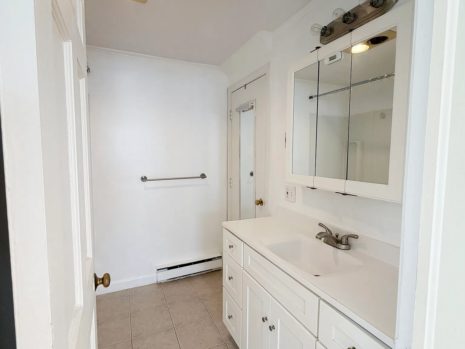 1 bed, 800 sqft, $1,900 — Photo 4