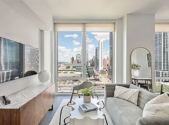 3rd image of 606 W 30th St #26F