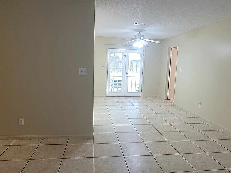 8812 Pembroke Ct N — Photo 3