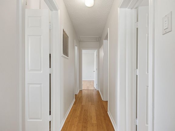 4th image of 462 Bay Dr.