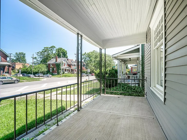 2435 Summit St — Photo 5