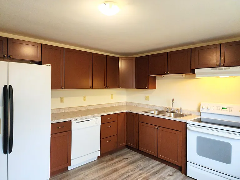 1013 W Willow St — Photo 12