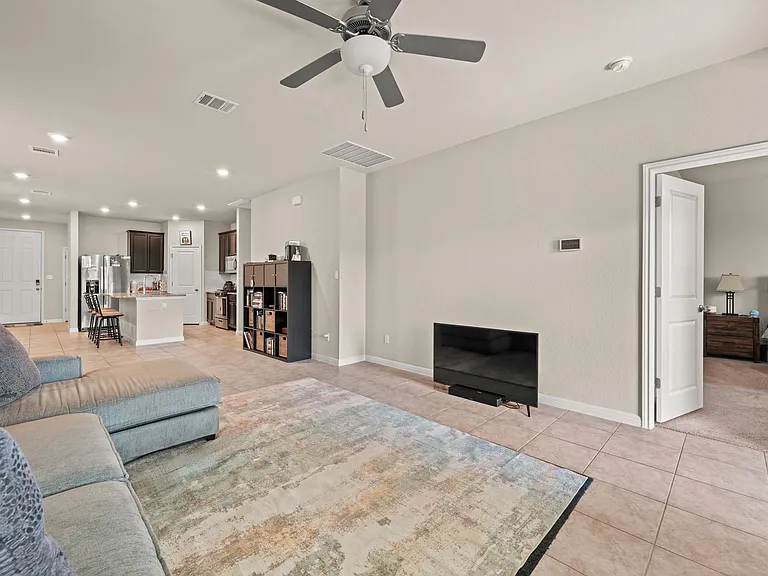 329 Serpens St — Photo 9