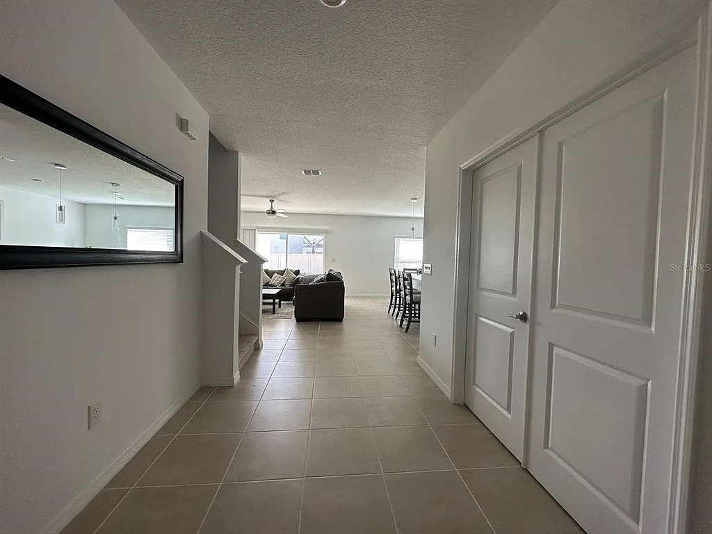 5 bed, 3.0 bath, 2371 sqft, $3,200 — Photo 3