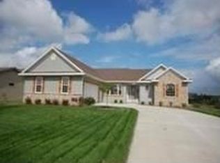 N8220 Woody Ln, Ixonia, WI 53036