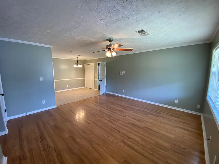 209 Belle Cir — Photo 2