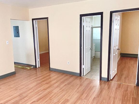 Door to room 1,2 and bathroom