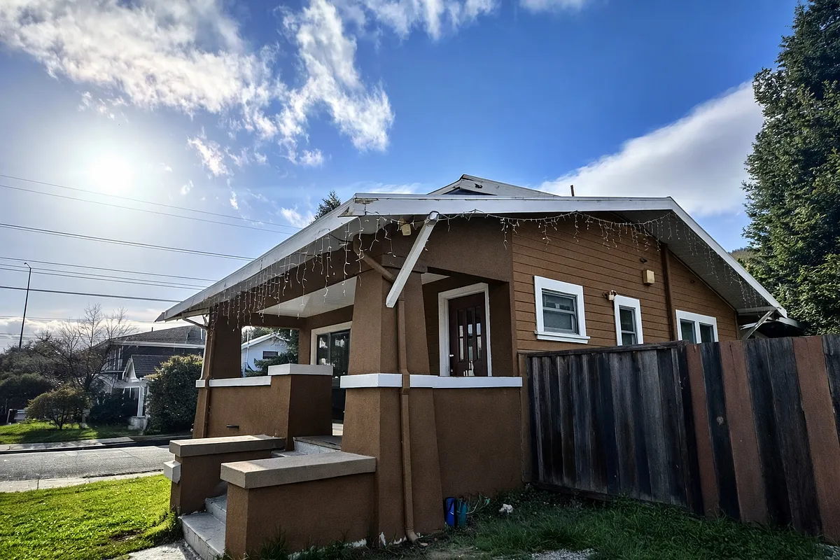 Photo 1 of 24 - 3451 Laurel Ave - Oakland, CA Primary Photo - 3451 Laurel Ave