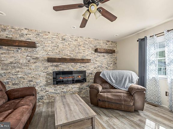3rd image of 806 Brookmeade Ct