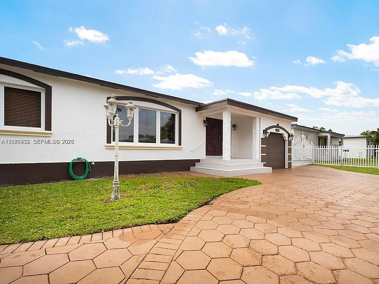 6102 SW 13th St — Photo 3