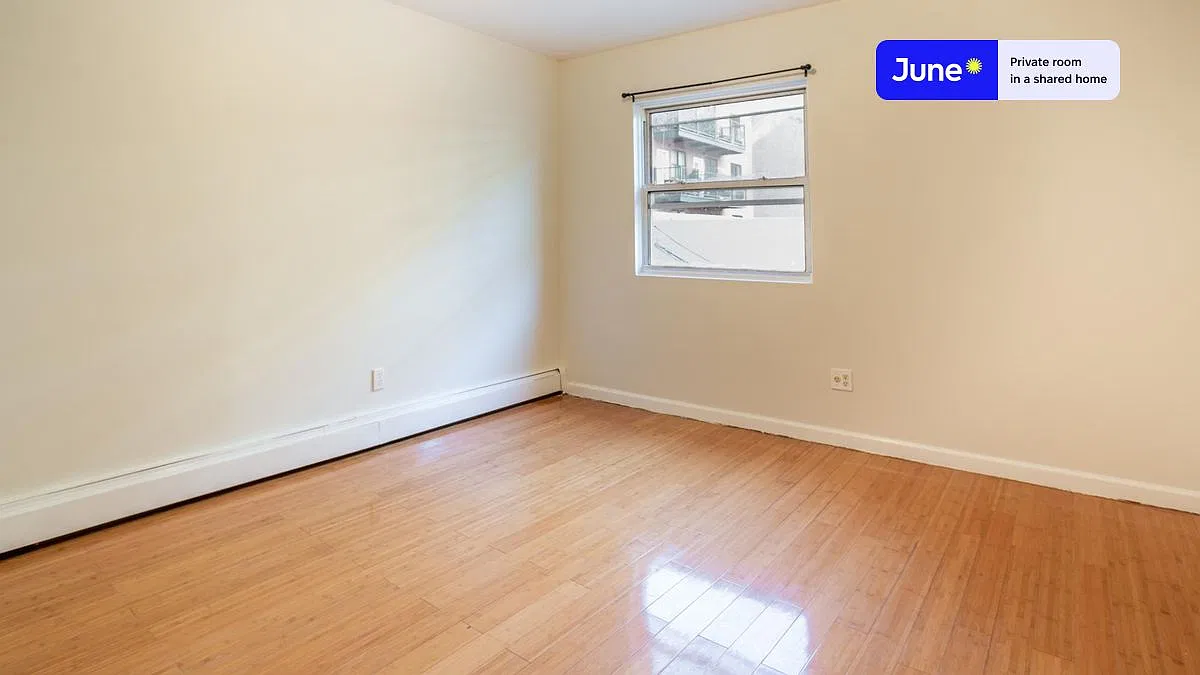 Queen bedroom in 4 bed/2 bath home in Flatbush #1647 C — Photo 3