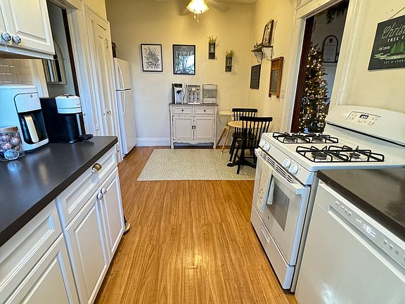5th image of 107 Ravenhurst Ave Floor 2