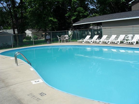 5th image of 273 Maplewood Dr APT 303