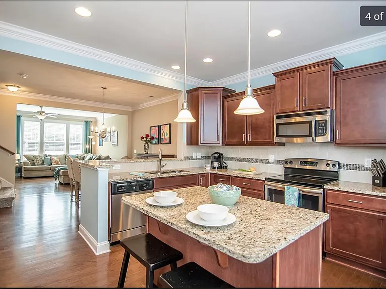 1424 Providence Green Ln — Photo 2