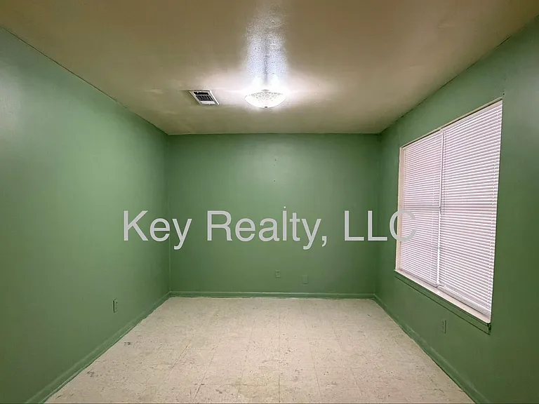911F College Dr — Photo 2