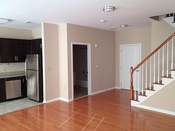 5th image of 25 Duncan Ave #210