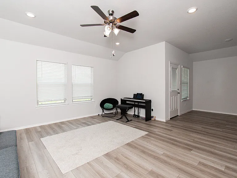 2342 Bee Creek Loop — Photo 2