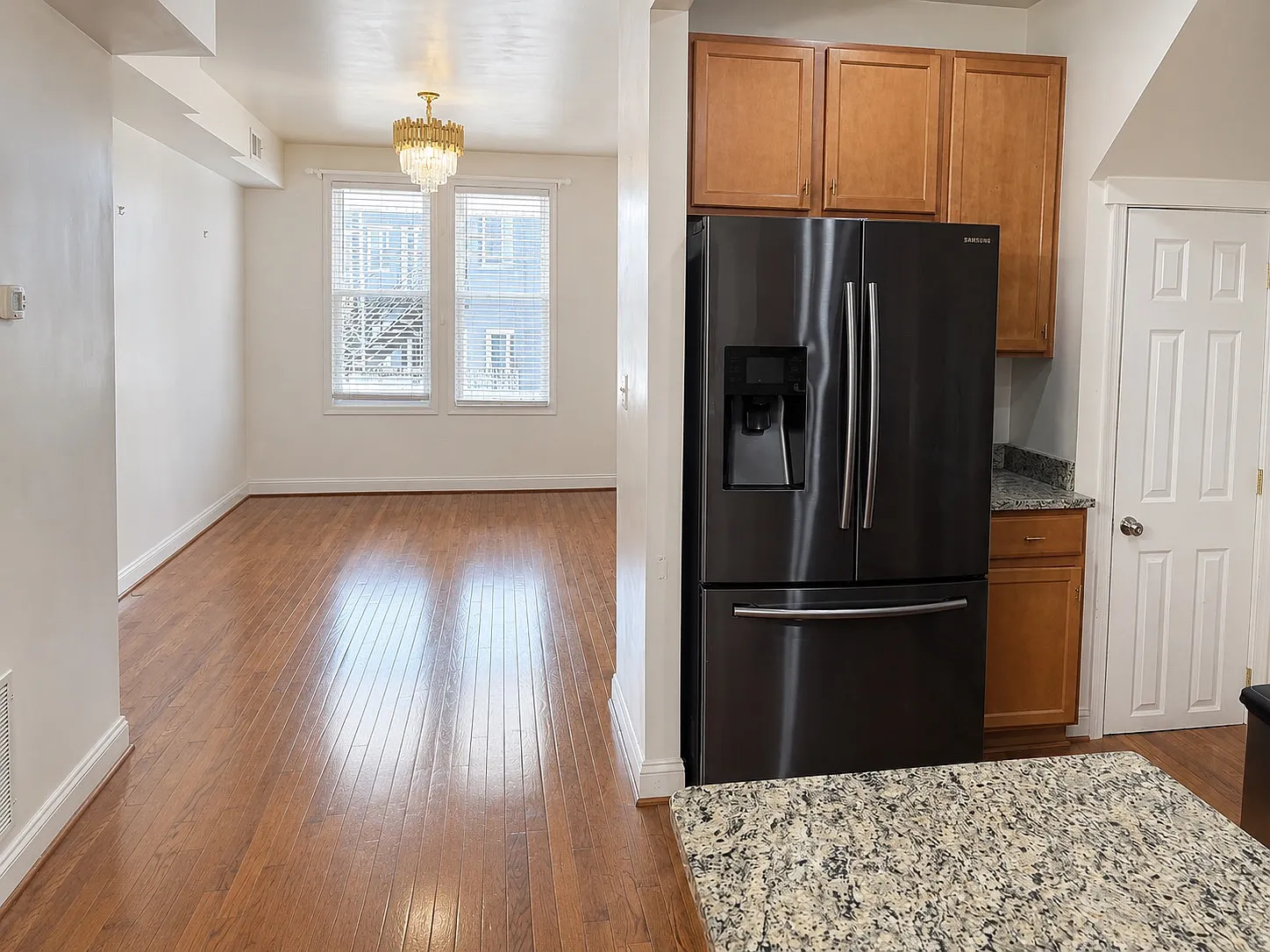 4 bed, 3.5 bath, 1360 sqft, $3,700 — Photo 3
