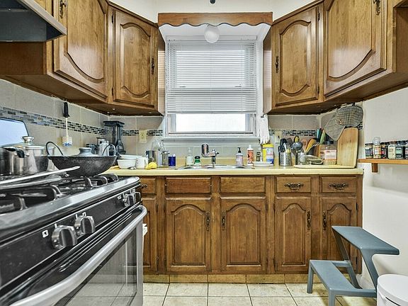 5th image of 2577 49th St