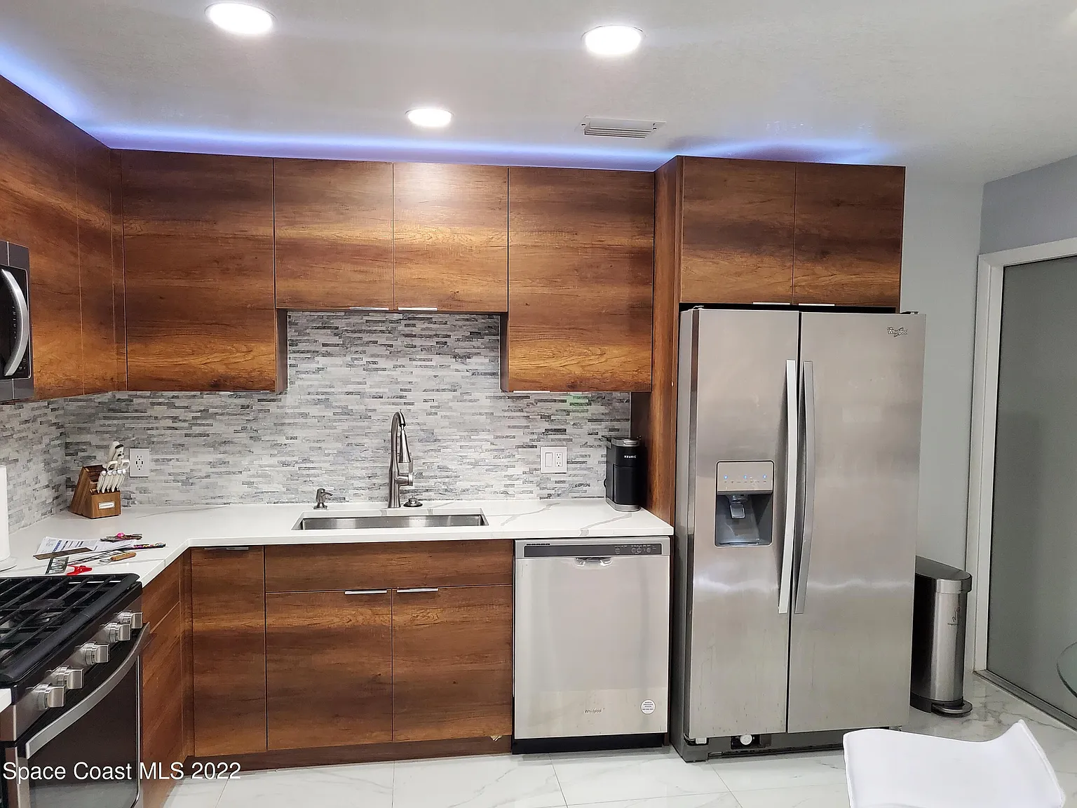 3 bed, 2.5 bath, 1376 sqft, $2,100 — Photo 3