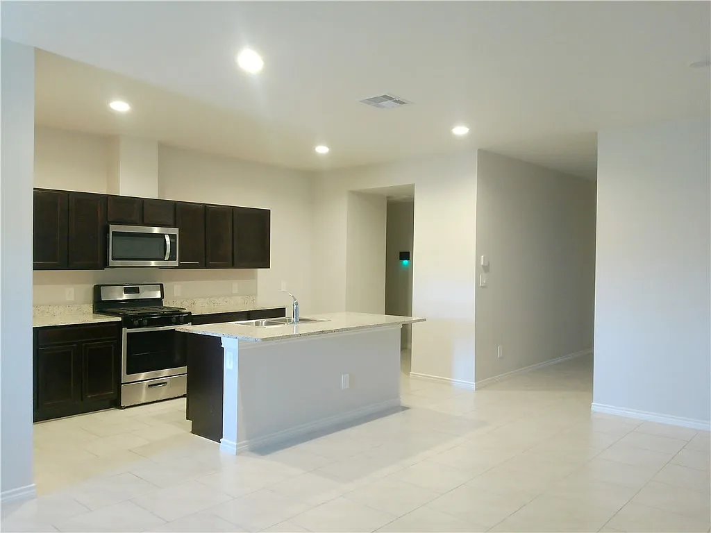 3 bed, 2.0 bath, 1596 sqft, $2,200 — Photo 2