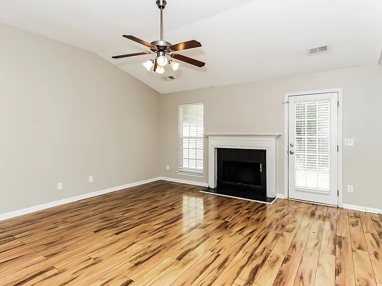 808 Aarons Ct — Photo 4