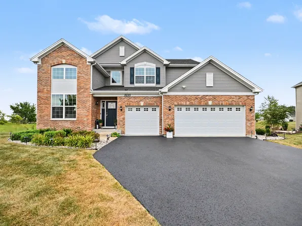 2221 Country Hills Dr, Yorkville, IL 60560
