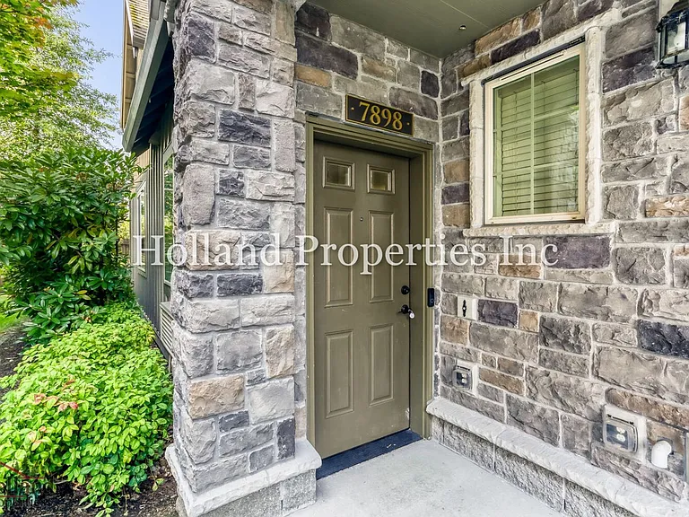 7898 NE Miriam Way — Photo 3