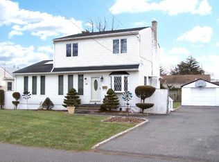 88 16th St, West Babylon, NY 11704