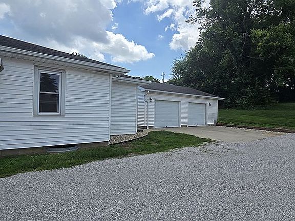 5th image of 608 Bloomington Rd