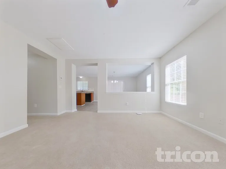 401 Silver Spring St — Photo 2